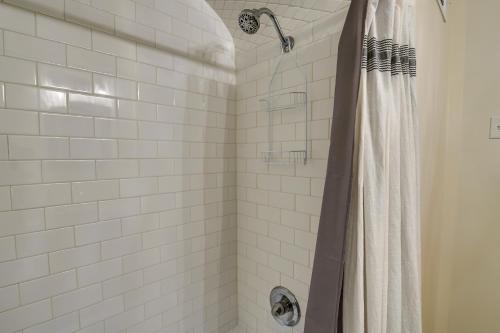 y baño con ducha y cortina de ducha. en Lexington Condo with Balcony 1 Mi to UK Campus! en Lexington