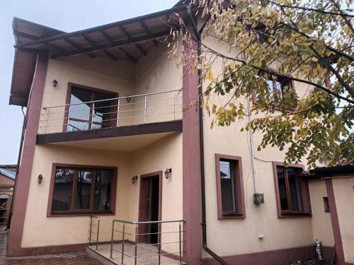 a house with a balcony on the side of it at Apartament 2 dormitoare in Ploieşti
