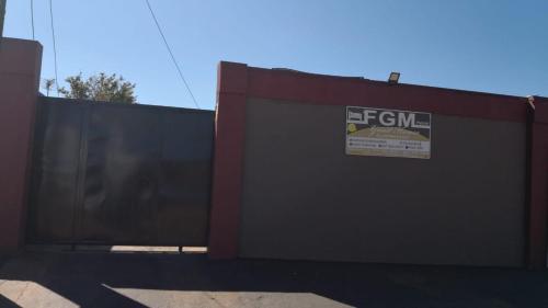 una gran pared de metal con un cartel. en FGM Guesthouse 2, en Alberton