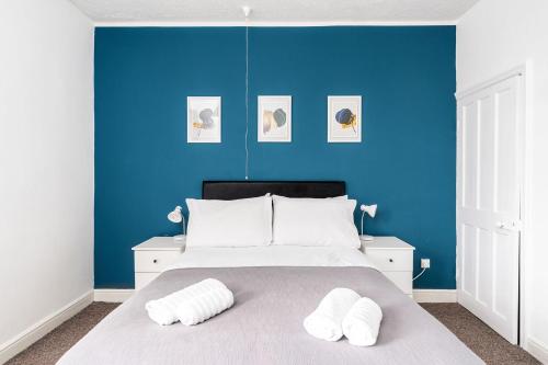唐克斯特的住宿－Spacious 3 Bed House With Free Parking，蓝色卧室,配有带2个白色枕头的床