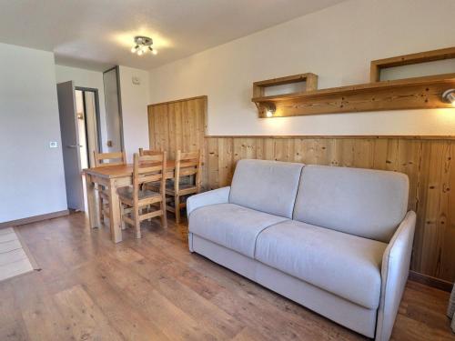 un salon avec un canapé et une table dans l'établissement Charmant 2P au cœur des 3 Vallées, skis aux pieds, balcon Est, 4 pers., La Tania - FR-1-182A-25, à Courchevel
