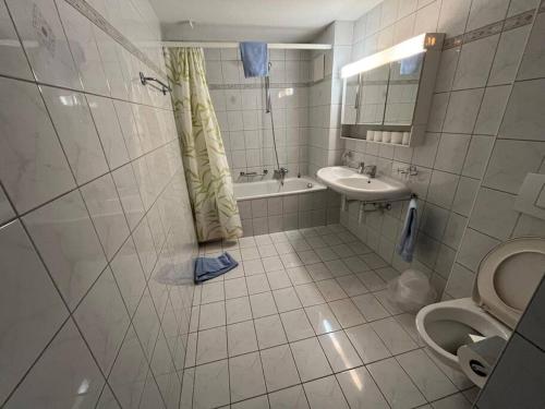 ein Badezimmer mit einem WC, einer Badewanne und einem Waschbecken in der Unterkunft Im Herzen von Brig - 4 Betten in Brig