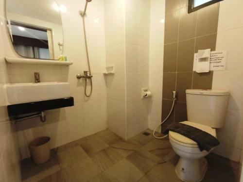 卡塔海灘的住宿－Kata Noi Bay Inn，一间带卫生间和水槽的浴室