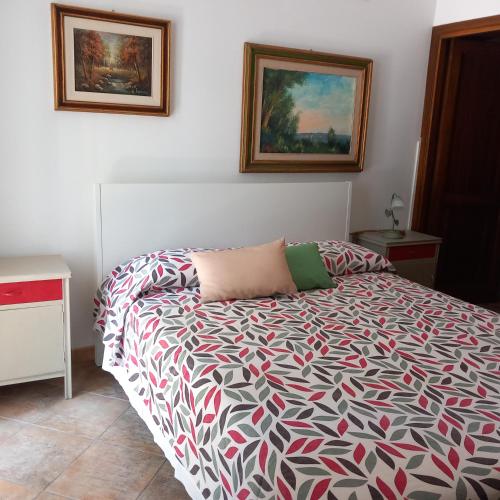 een slaapkamer met een bed met een kleurrijk dekbed bij Agriturismo la Martina in Macchiascandona