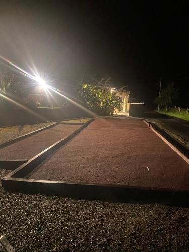 Tenis alebo squash v ubytovaní Escapade Normande avec son sauna privé alebo jeho okolí