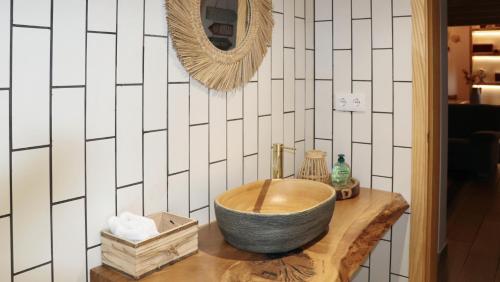 - une salle de bains avec un bol en bois sur une table en bois dans l'établissement Casa Ponte de Espindo, à Lousada