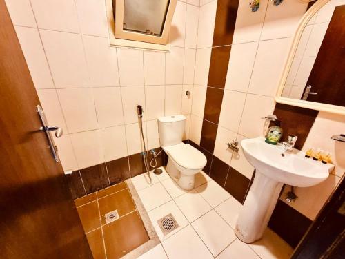 فندق ربوة الصفوة ريع بخش في مكة المكرمة: حمام صغير مع مرحاض ومغسلة