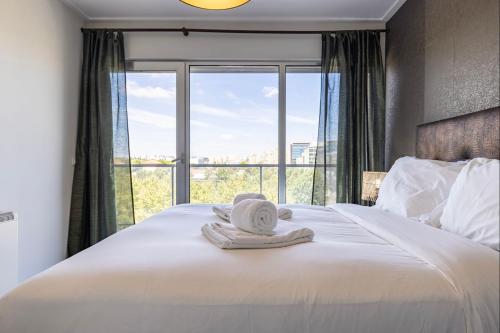 Parque das Nações 1BR with Pool by LovelyStay