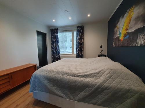 ein Schlafzimmer mit einem großen Bett und einem Fenster in der Unterkunft River View City Apartment in Rovaniemi