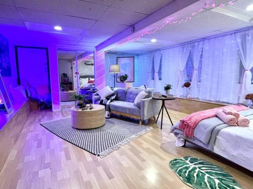 Barbie's Dream Apt in the City في سكرامنتو: غرفة أرجوانية مع سرير وأريكة