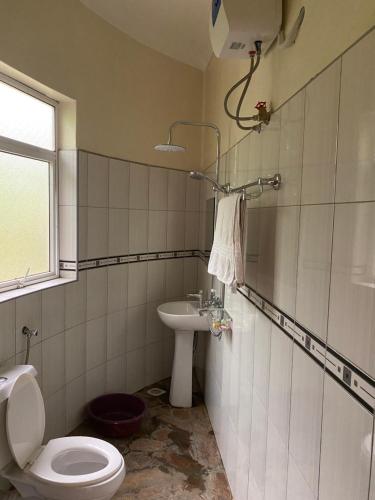 Ein Badezimmer in der Unterkunft Rafiki Safari Lodge Bwindi