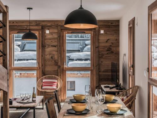 une salle à manger avec une table et des chaises dans l'établissement Appartement duplex au centre de Chamonix avec WiFi et parking - FR-1-343-189, à Chamonix-Mont-Blanc