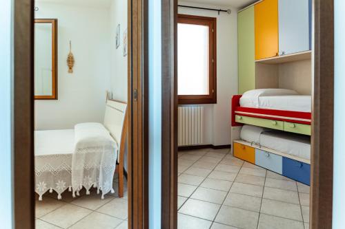 een kleine kamer met 2 bedden en een raam bij la "PERLA", con vista sul Lago di Garda in Padenghe sul Garda