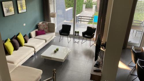 Część wypoczynkowa w obiekcie Sunset Bay Villa at Gjiri Lalzit Durres