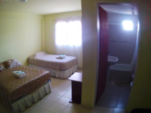 Habitación de hotel con cama y baño en Lago Buenos Aires en Perito Moreno