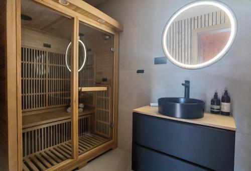 ein Bad mit einem Waschbecken und einem Spiegel in der Unterkunft Chalet Smreky in Telgárt