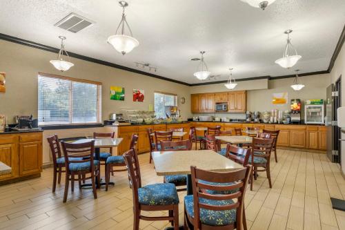 Η κουζίνα ή μικρή κουζίνα στο Quality Inn & Suites