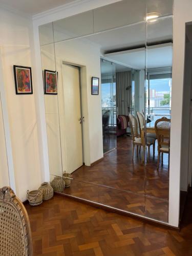 a living room with a large mirror on the floor at Departamento céntrico 2 dormitorios in San Nicolás de los Arroyos