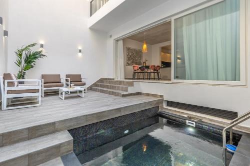 Casa con piscina y sala de estar en Heated Pool Luxury in Pembroke St Julians, en Pembroke