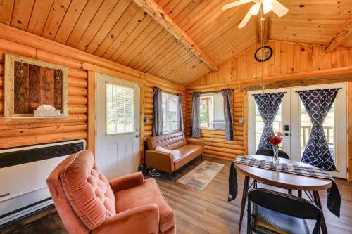 Posezení v ubytování Cozy Farm Cabin - 9 Mi to Trout Creek!