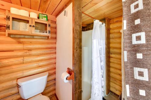 Koupelna v ubytování Cozy Farm Cabin - 9 Mi to Trout Creek!