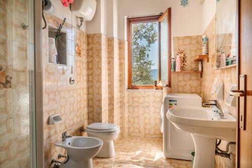 een badkamer met een toilet en een wastafel bij Turri House--- WiFi -Garden-Parking -Balcony in Recco