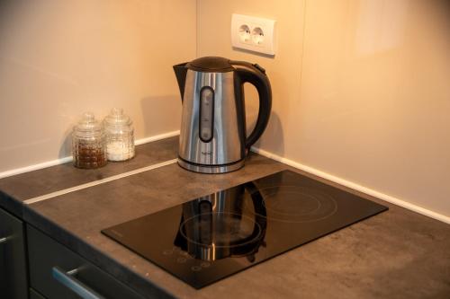 a tea kettle sitting on top of a kitchen counter at Apartman Centar in Sremski Karlovci