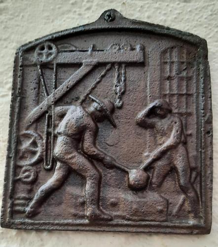 ザンクト・ゴアールスハウゼンにあるAlte Schmiede in der Altstadt von Sankt Goarshausenの犬と戦う男の金属板