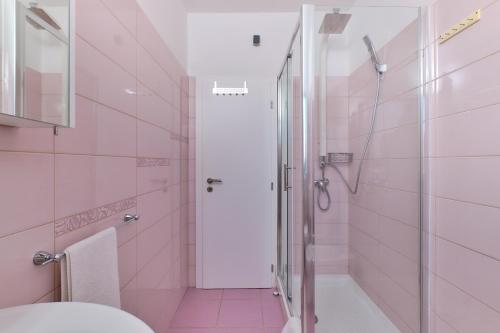 Bilik mandi di Apartment Pepermint - Health on the Island of Vitality