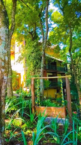 Taman di luar Pousada Le Lieu