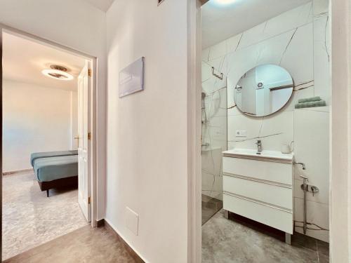 アデへにあるPaulMarie Duplex Ocean Viewの洗面台と鏡のあるバスルーム