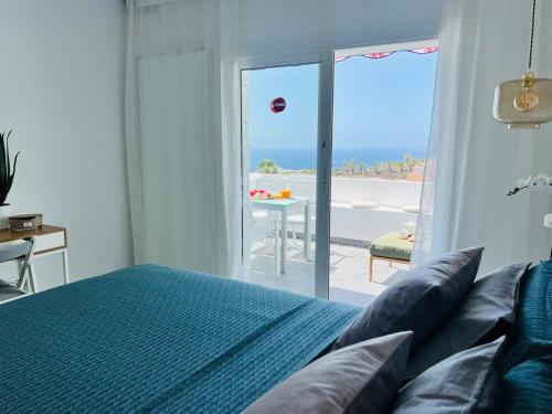 アデへにあるPaulMarie Duplex Ocean Viewのベッドがあり海が見える寝室