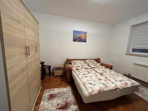 Dormitorio pequeño con cama y armario en View, en Sarajevo