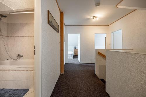W łazience znajduje się wanna i umywalka. w obiekcie Vakantiehuis Cerny Dul 259 w mieście Cerny Dul