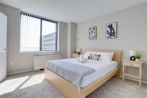 um quarto com uma cama grande e uma janela grande em Style & Fantastic Apartment in Crystal City! em Arlington