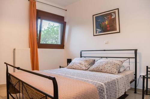 1 dormitorio con cama y ventana en lila's city house, en Rodas