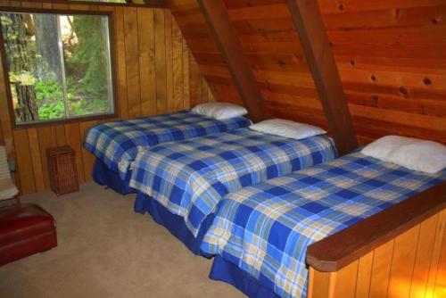 Voodi või voodid majutusasutuse 2 bedroom, 2 bath, sleeps 6 adults West End of Donner Lake DLR#021 toas