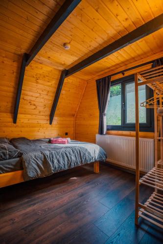 um quarto com uma cama num quarto de madeira em Ginza Bungalov Sapanca em Sapanca