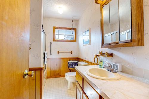 La salle de bains est pourvue d'un lavabo et de toilettes. dans l'établissement Salty Paws, à Frisco