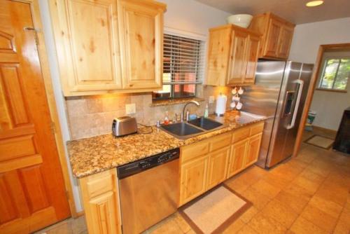 A kitchen or kitchenette at 3 bedroom and Loft, 3 bath, sleeps 8 Direct Donner Lake Access DLR#070