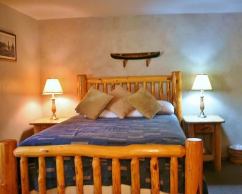 A bed or beds in a room at 3 bedroom and Loft, 3 bath, sleeps 8 Direct Donner Lake Access DLR#070