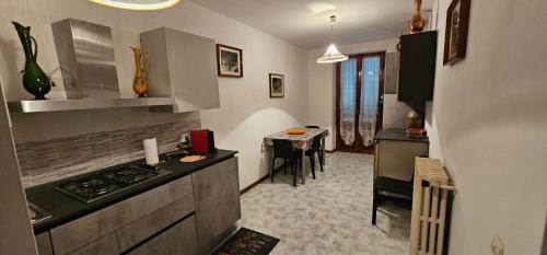 une cuisine avec une cuisinière et une table à l'intérieur dans l'établissement Casa Anselmi, à Abbadia San Salvatore