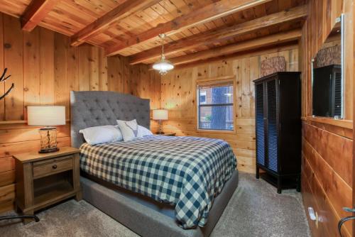 a bedroom with a bed and a television in a cabin at 3 bedroom, 2 bath Sleeps 8 adults Direct Lake Access DLR#041 in Truckee