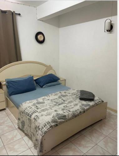 เตียงในห้องที่ White appartment