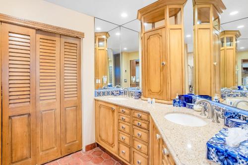 a bathroom with two sinks and a large mirror at Solana Shoreside Haven in Solana Beach