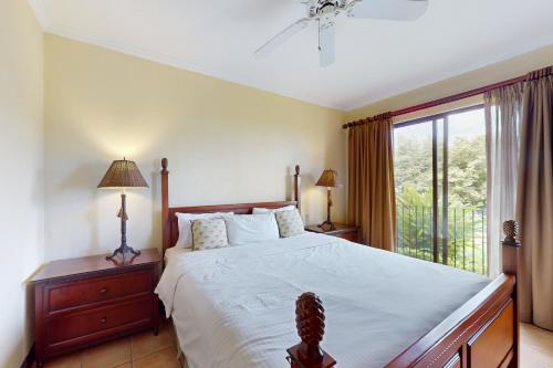Un dormitorio con una cama grande y una ventana en Bougainvillea 2101 en Playa Conchal