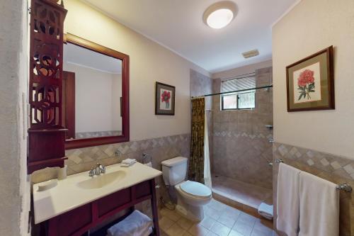La salle de bains est pourvue d'un lavabo, de toilettes et d'une douche. dans l'établissement Bougainvillea 2101, à Playa Conchal