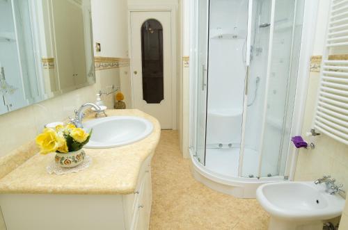 un baño con lavabo y ducha en Casa Raffelina, en Minori