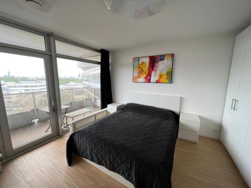 1 dormitorio con cama y ventana grande en Apartment Domblick, en Colonia