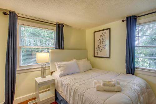 um quarto com uma cama com um bicho de peluche em Mid-Century Wilmington Cottage 3 Mi to Riverwalk em Wilmington